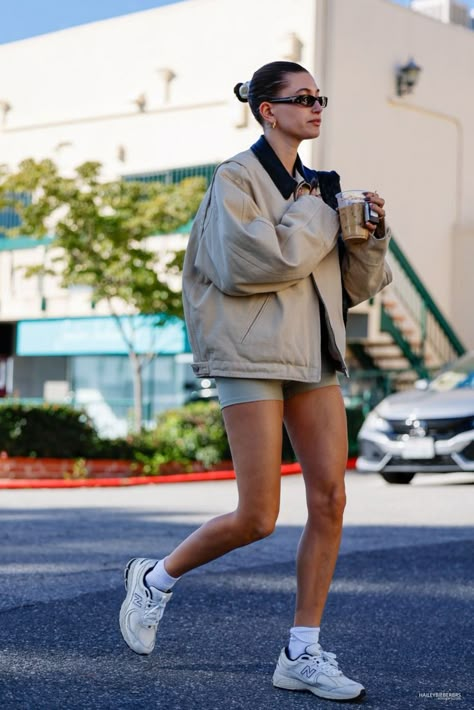 Hailey Bieber Style Summer, Hailey Bieber Street Style, Hayley Bieber, Sneaker Trends, Pilates Outfit, Pilates Clothes, Sneaker Trend, Walking Outfits, Beige Outfit