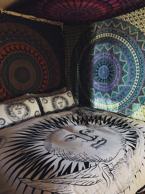 Mandala Room Ideas Bedrooms, Tapestry Over Window, Bruh Tarz, Ways To Hang Tapestries, Living Room Tapestry Ideas, Tapestry On Ceiling Bedrooms, Tapestry On The Ceiling, Ceiling Tapestries, Tapestry Hanging Ideas