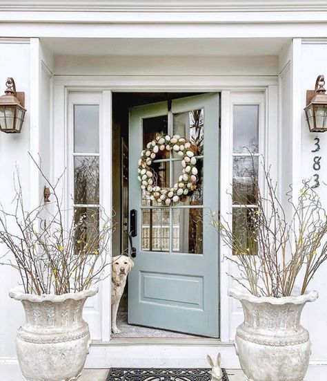 Spring Porch Decorating Ideas, Spring Porch Decorating, Porte In Ferro, Blue Front Door, Spring Porch Decor, Porch Decorating Ideas, Farmhouse Front Porches, Farmhouse Porch, Farmhouse Front