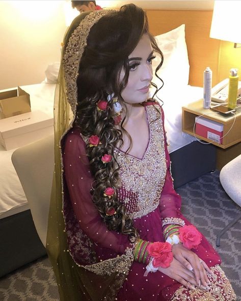 Muslim Bride Hairstyle, Mehndi Shots, Brides Hairstyle, Mendhi Outfit, Wedding Dress Mermaid Lace, Hairstyle Indian, Pakistani Bridal Hairstyles, Asian Wedding Dress Pakistani, Hear Style