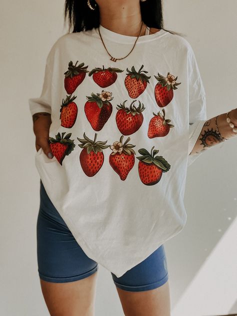 Everyday Shirts For Women, Funky Graphic Tees, Cute Colorful Clothes, Outfits With Graphic Tees, Comfortable Cute Outfits, Shirts With Embroidery, Colorful T Shirt, Cute Shirts For Women, Comfortable Summer Outfits