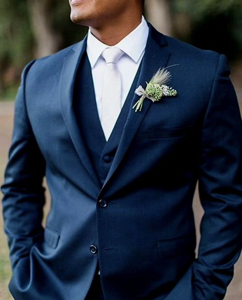 Dark Navy Groomsmen Suits, Costume Marie Homme, Blue Suit Black Shirt, Dark Blue Groomsmen Suits, Navy Blue Tuxedo Wedding, Navy Formal Suit, Royal Blue And Black Wedding, Dark Blue Suit Wedding, Navy Blue Groomsmen Suits