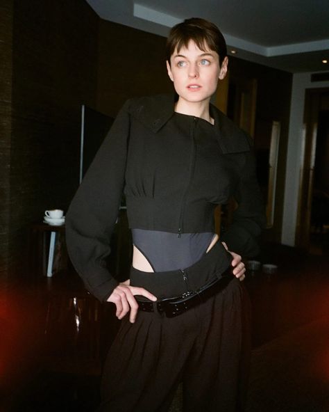 When @EmmaLouiseCorrin was cast as the supervillain Cassandra Nova in Marvel’s #DeadpoolAndWolverine, they knew they needed a no-holds-barred press tour wardrobe that only longtime stylist @Harry_Lambert could conjure. “The essence of Cassandra can come out in the make-up, hair and energy rather than being too literal,” Lambert says of the duo’s approach to method dressing. At the link in bio, Corrin takes Vogue behind the scenes with exclusive photos of their globe-spanning press tour. #Em... Cassandra Nova, Harry Lambert, Emma Corrin, Romantic Drama Film, The Duo, Katharine Hepburn, Paris Shopping, Press Tour, English Actresses