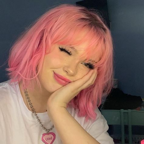 Bubblegum Pink Hair, Pink Short Hair, Shoulder Length Hair With Bangs, Shoulder Haircut, Light Purple Hair, Pink Ombre Hair, Light Pink Hair, Pink Blonde Hair, Wavy Bob Haircuts