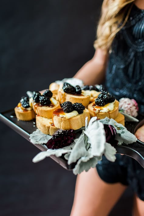 Elegant Halloween Dinner Party, Halloween Dinner Party Menu, Halloween Dinner Party Food, Gothic Dinner, Elegant Halloween Party, Dinner Party Style, Halloween Appetizer, Halloween Dinner Party, Spooky Dinner