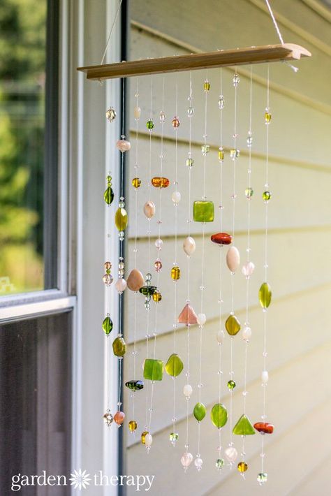 How to make this suncatcher with beads Carillons Diy, Charleston House, Beaded Suncatcher, Suncatcher Diy, Diy Suncatchers, Diy Wind Chimes, Seth Godin, Diy Mobile, Macrame Plant Hangers