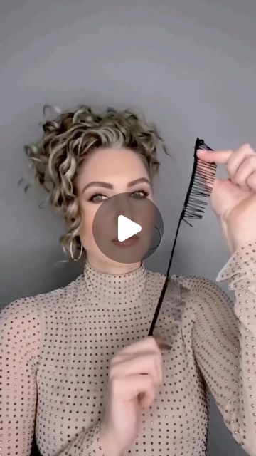 Parade Hairstyles Simple, Easy Hairdo Curly Hair, Simple Dutch Braid Hairstyles, Thick Curly Hair Updo, Medium Curly Hair Styles For Wedding, Hair Up For Curly Hair, How To Style Medium Wavy Hair, Braid Ideas For Curly Hair, Curly Hair Updo Tutorial Videos