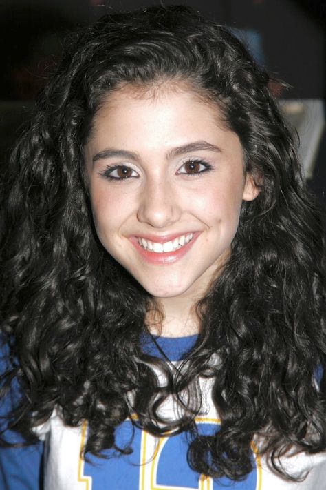 Ariana Grande Ariana Grande Natural, Ariana Grande Real Hair, Ariana Grande Victorious, Cat Valentine, Real Hair, Hair Color Dark, Famous Women, Natural Hair Color, Hair Colors