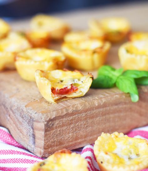 Mini Tomato Pies Mini Tomato Pie, Pie Crust Appetizers, Tomato Pie Recipe Easy, Southern Soul Food Recipes, Holiday Party Snacks, Appetizers Football, Clubhouse Ideas, Perfect Charcuterie Board, Tapas Appetizers