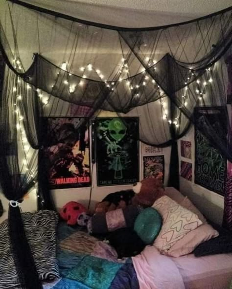 Edgy Bedroom, Emo Room, Grunge Bedroom, Hippie Bedroom, Girl Bedrooms, Hippy Room, Chill Room, Tumblr Rooms, Grunge Room