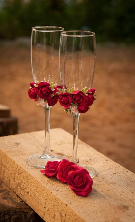 Copas Clay Roses, Clay Decor, Quince Decorations, Wedding Wine Glasses, Wedding Champagne Glasses, Decorated Wine Glasses, Toasting Glasses, Store Manager, Wine Glass Crafts