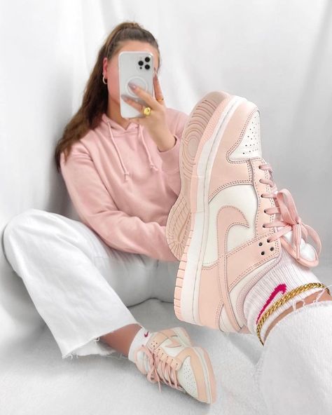 The Sole Womens en Instagram: “The Dunk Low Orange Pearl looks even prettier on foot 😍⁠⁠ ⁠⁠ Tap the image tag or use the link in our bio to see how you can cop this…” Dunk Rosa, Low Dunks Outfit, Dunk Low Outfit Women, Nike Rosa, Jordan Rose, Dunk Outfit, Dunks Outfit, Outfit Nike, Sneaker Nike