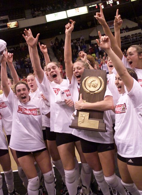 Volleyball Team Winning, Volleyball Championship Aesthetic, Championship Aesthetic, College Volleyball Aesthetic, Winning Aesthetic, Softball Pictures Poses, Volleyball Aesthetic, Volleyball Championship, Volleyball Girl