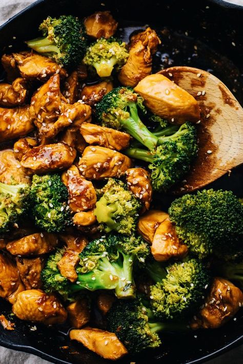 Quick & easy 10-minute Teriyaki Chicken & Broccoli. Juicy chicken in a homemade teriyaki sauce - SO yummy and perfect for takeout at home. An easy dinner recipe that is healthy, low carb, and delicious. Make for busier week nights or as meal prep to enjoy throughout your week! | asimplepalate.com #chicken #dinner Chicken And Broccoli Stir Fry, Pollo Teriyaki, Broccoli Stir Fry, Chicken And Broccoli, Diner Recept, Makanan Diet, Health Dinner, Healthy Dinner Recipes Chicken, Good Eat