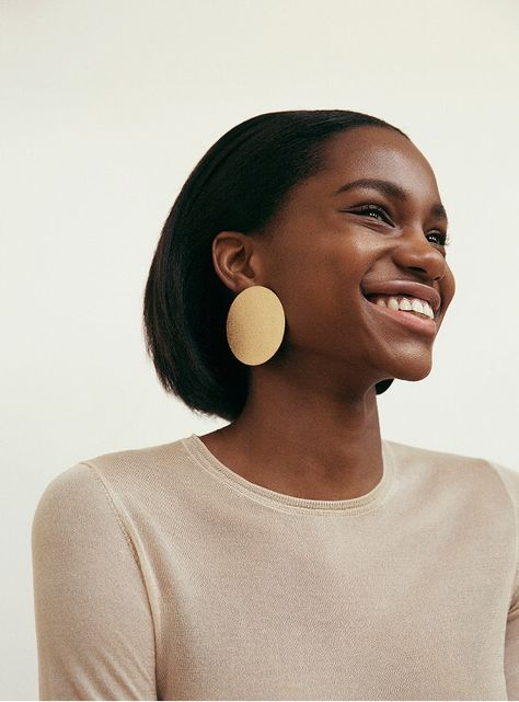 huge gold statement earring Fashion Fotografie, Black Gold Jewelry, Hair Black, Natural Hairstyles, Large Earrings, Brown Skin, Mode Inspiration, Black Is Beautiful, Girls Trip