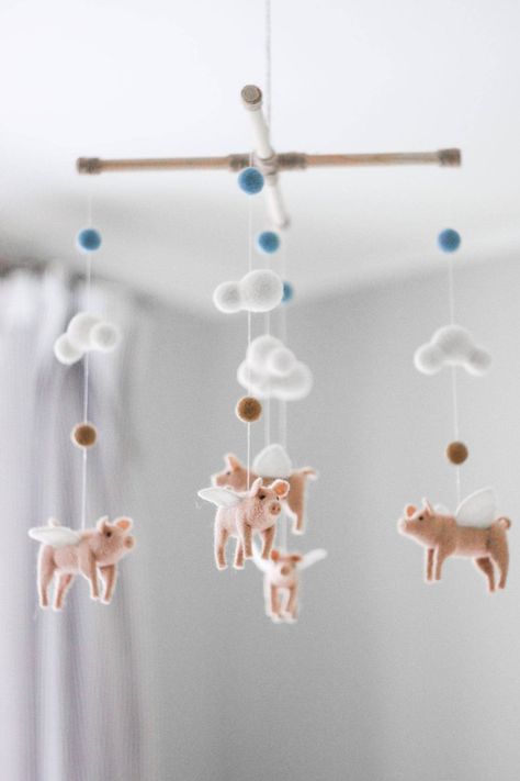 Felted Baby Mobile, Wool Mobile, Pig Nursery, Baby Mobile Ideas, Crib Mobiles, Mobile Ideas, Flying Pigs, Diy Baby Mobile, Pig Decor