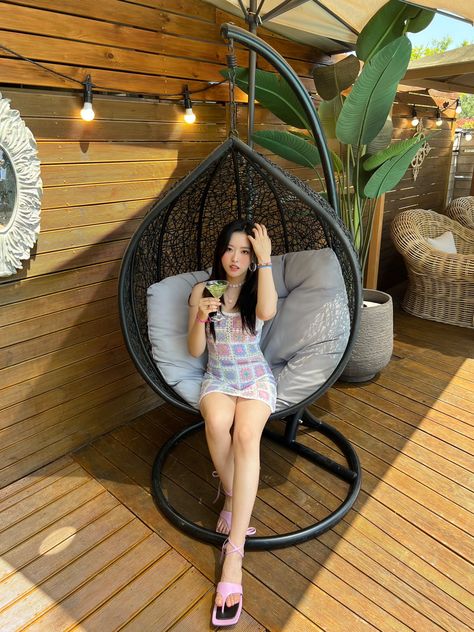 loona olivia hye Odd Eyes, Olivia Hye, Star Butterfly, Kpop Girl Groups, Hanging Chair, Instagram Update, Pop Group, South Korean Girls, Hanging Out