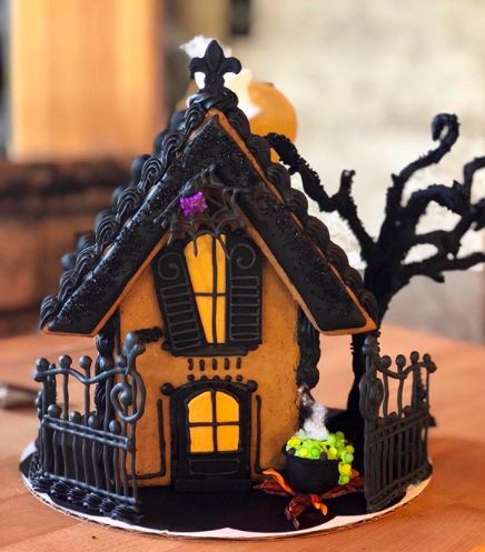 Halloween Cookie House Ideas, Haunted Cookie House, Halloween House Cookie, Spooky Gingerbread House Ideas, Haunted Gingerbread House Ideas, Emo Gingerbread House, Gingerbread Halloween House, Black Gingerbread House, Gingerbread House Halloween