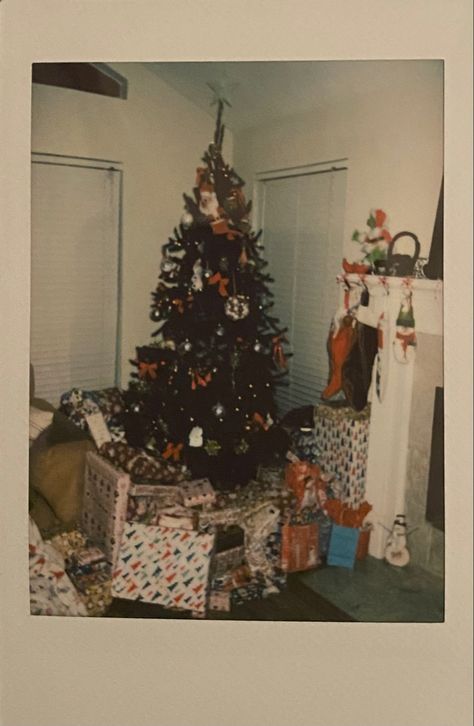 Christmas On Film Aesthetic, Aesthetic Advent Calendar, Christmas Film Photography, Old Christmas Photos, Polaroid Christmas, Christmas Polaroid, Reindeer Bauble, Xmas Icons, Xmas Aesthetic