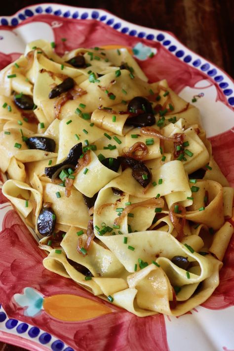 Black Garlic Pappardelle Pasta highlights the unique and delicious flavor of the often mysterious black garlic. This is a beautiful, vegetarian, main course dish that will wow everyone. Black garlic recipes are becoming more popular, as more people are learning about the super cool ingredient. Olive Pasta Recipes, Pappardelle Pasta Recipe, Pappardelle Recipe, Pappardelle Pasta, Black Garlic, Main Course Dishes, Garlic Pasta, No Salt Recipes, Garlic Recipes