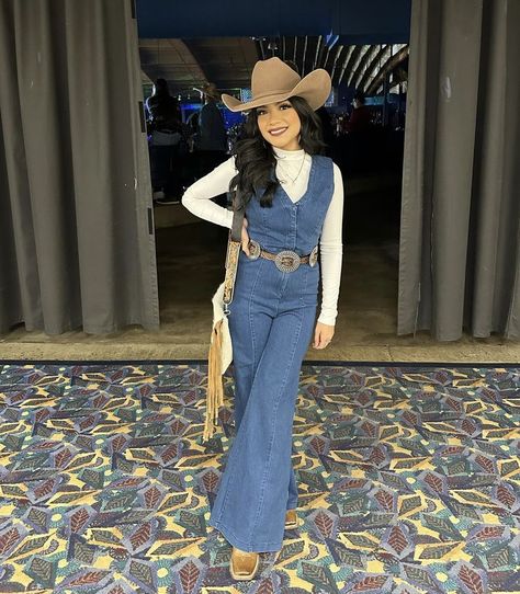 Fancy Cowgirl Outfits, Vaquera Outfit Mexican, Classy Cowgirl Outfits, Cowboy Outfits For Women, 2024 Ootd, Vaquera Outfits, Disney Bound Outfits Casual, Outfits For Mexico, Latina Fashion Outfits