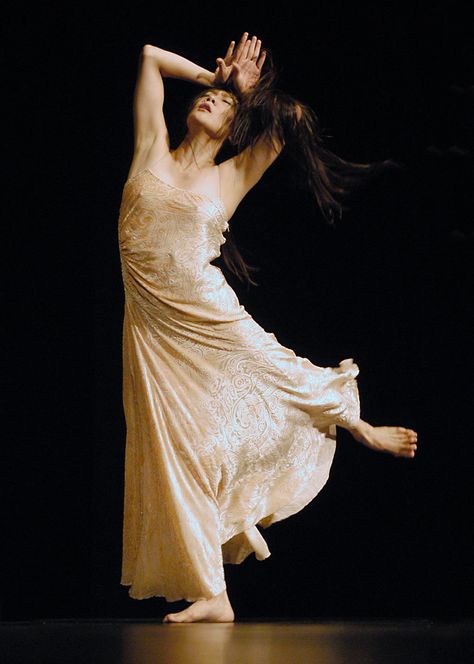 Pina Bausch, Physical Theatre, Dance Photography Poses, Dance Movement, Dancing Aesthetic, Model Inspo, Modern Dance, Shooting Photo, Contemporary Dance