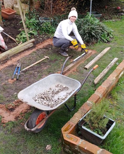 How to Build Raised Beds from Reclaimed Bricks — Alice de Araujo Repurposed Brick Ideas, Brick Boarders, Recycling Organization, Leftover Bricks, Brick Planters, Brick Raised Garden Beds, Brick Patio Ideas, Recycled Decking, Brick Raised Beds