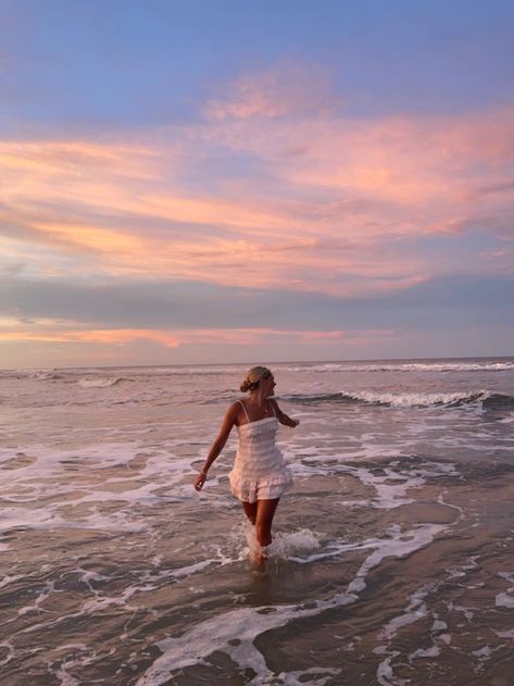 Balcony Beach Pics, Sundress Beach Pics, Myrtle Beach Photoshoot, 21st Birthday Beach Pictures, Beach Pictures In A Dress, Single Person Poses Beach, Beach Pics In Dress, Summer Photoshoot Poses, Graduation Picture Ideas Beach