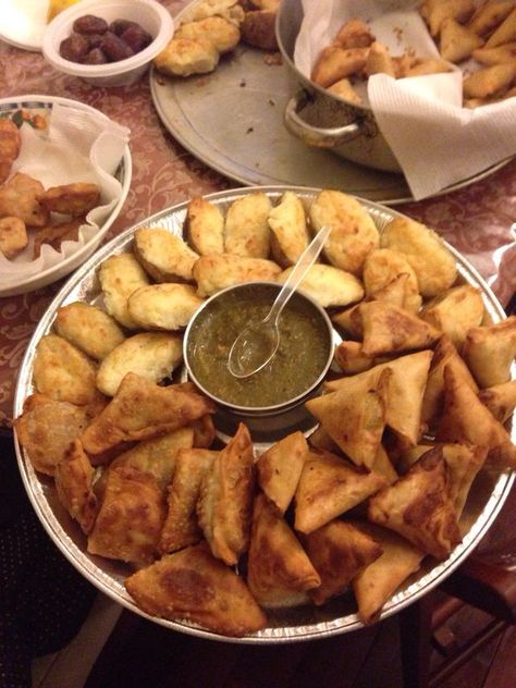 The Samosa and Bisbas platter Samosa Platter, Food Therapy, Samosa, Fried Food, Food Platters, Sweet Potato, Decorative Plates