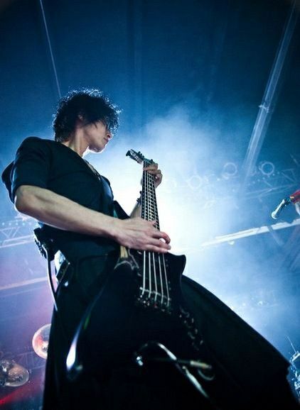 How To Hold A Guitar, Guitar Reference Pose, Guitar Pose Reference, Dir En Grey Toshiya, Holding Guitar, Toshiya Dir En Grey, Holding A Guitar, Action Pose Reference, Dir En Grey