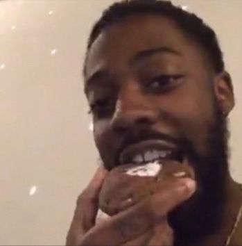 Brent Faiyaz Eating Chicken, Funny Brent Faiyaz, Funny Brent Faiyaz Pics, Brent Faiyaz Selfie, Brent Faiyaz Funny Pics, Brent Faiyaz Pfp Funny, Brent Faiyaz Funny, Brent Faiyaz Pfp, Bday Cake Pics