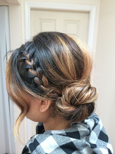 Side Braid Low Bun, Hairstyles With A Fascinator, Side Braid Bun Hairstyles, Side Bun Prom Hair, Up Dos For Short Hair Wedding, Upstyles For Medium Hair Wedding Guest, Side Buns Hairstyle, Hair With Fascinator Hairstyles, Low Side Bun Tutorial