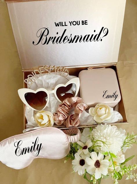 14 Brilliant Bridesmaid Proposal Ideas - LADY WEDDINGS Wedding Bridesmaid Ask Proposals, Gifts To Ask Bridesmaids To Be In Wedding, Bridesmaid Baskets Gift, Will U Be My Bridesmaid Ideas, Bridesmaid Basket Ideas, Bridesmaids Asking Ideas, Asking Bridesmaids To Be In Wedding, Bridal Proposal Box Ideas, Bridesmaid Box Ideas