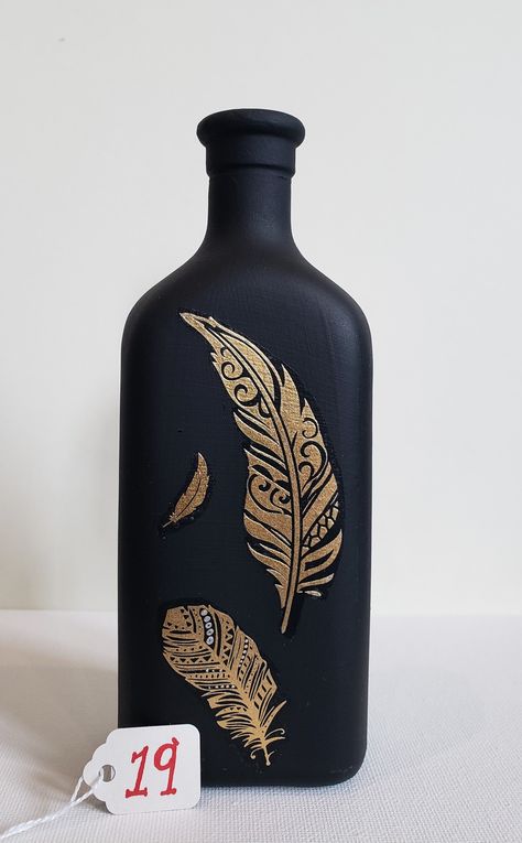 Black And Gold Bottle Art, Painted Jars Ideas, Black Bottle Art, Beer Bottle Art, Vintage Wine Glass, Glass Art Pictures, Bottle Ideas, Glass Bottle Diy, Glass Painting Designs