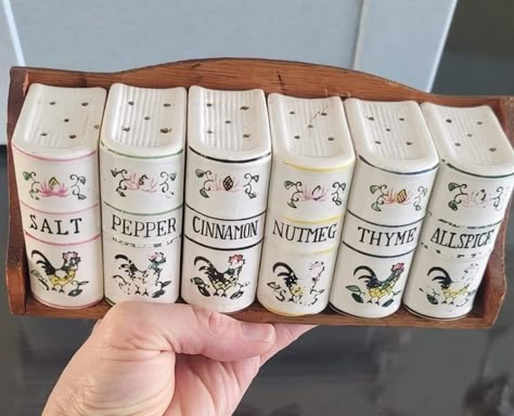 Casa Vintage, Dream Apartment, First Apartment, Book Shelf, Spice Rack, Dream House Decor, House Inspo, Salt And Pepper Shakers, Dream Home Design