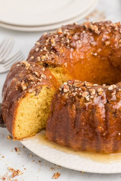 This easy to make Bailey's Irish Cream Cake is tender and uniquely flavorful. The Irish cream liqueur in the batter and the glaze is a double whammy of deliciousness. Infused Sweets, Baileys Irish Cream Cake, Irish Cream Recipes, Baileys Irish Cream Recipes, Irish Cream Cake, Irish Cake, Baileys Cake, Irish Cream Recipe, Bundt Recipes