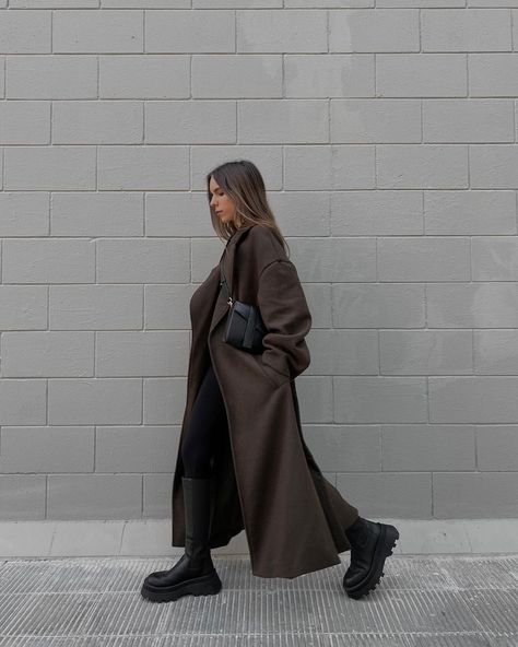 Lara on Instagram: “Brown and black🐻 Coat @bershka Bag @acte.nation Boots @pullandbear” Brown Coat Outfit, Vinter Mode Outfits, Fall 2023 Fashion Trends, Fall 2023 Fashion, 2023 Fashion Trends, Winter Mode, Aesthetic Fall, Looks Street Style, Brown Coat