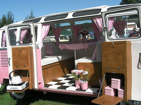 Rad VW Camper Bus!.....Replace that gaudy pink with orange, and I'd run out and buy it right now! Combi Vw T2, Combi Hippie, Vw Camper Bus, Vw Kampeerwagens, Kombi Trailer, Vw Minibus, Camper Bus, Kombi Motorhome, Camping Vintage