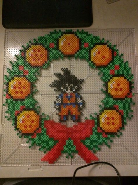 Perler Wreath, Christmas Perler Beads Patterns, Goku Perler Beads, Perler Bead Wreath, Hama Bead Christmas, Christmas Perler Bead Patterns, Nerdy Perler Beads, Hama Beads Christmas, Christmas Perler Beads