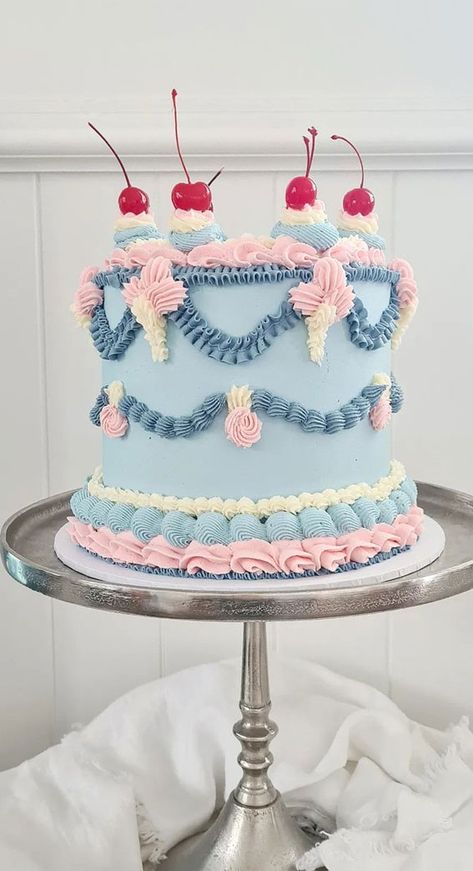 Old Fashioned Cake Design, Vintage Looking Cake, Pink And Blue Vintage Cake, Vintage Lambeth Cake, Kitch Cakes, Lambeth Birthday Cake, Pink Lambeth Cake, Lambeth Cake Wedding, Vintage Piping Cake