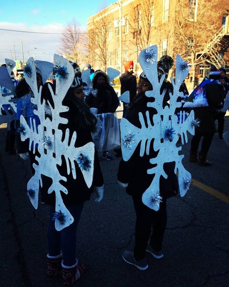 Inspiration & Accessoires: DIY Snow Flake Costume Idea Snow Flake Costume Diy, Diy Snowflake Costume, Snowflake Costume, Snow Costume, Diy Snowflake Decorations, Snow Queen Costume, Christmas Parade Floats, Diy Snowflake, Nativity Costumes