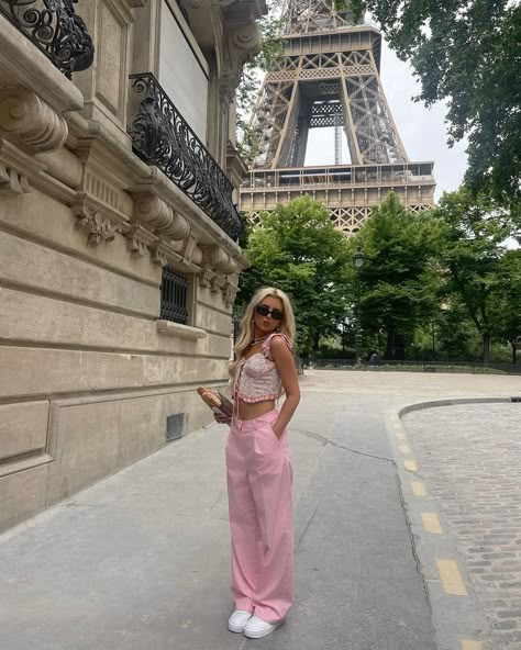 DANIELLE GLANZ on Instagram: “sooo we woke up this morning and immediately extended our trip 🙊” Spring In Paris Outfits, Spring Paris Outfits, Summer In Paris Outfit, Summer Paris Outfits, Paris Outfits Spring, Paris Outfits Summer, Pink Outfit Inspiration, Paris Trip Outfits, Paris Fits