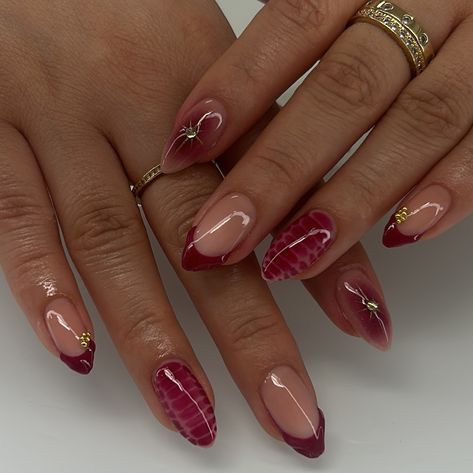 ✨🍷 🐊 - Service: #Buildergel - #gelnails #nailinspo #venturanails #nailart #fallnails #explorepage Semi Formal Nail Designs, Nail Inspo For Brunettes, Nail Designs Builder Gel, Red Black Crocodile Nails, Winter Nails Unique, January Gel X Nails, Funky Art Nails, Valentines Nail Aesthetic, Christmas Airbrush Nails