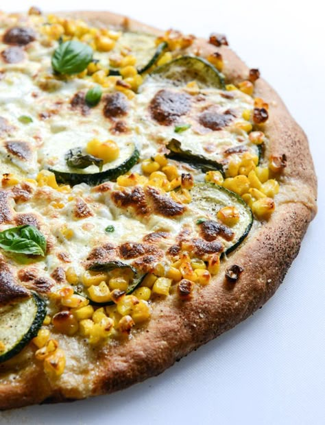 sweet corn, zucchini and fresh mozzarella pizza I howsweeteats.com Zucchini Meals, Fresh Mozzarella Pizza, Corn Pizza, Corn Zucchini, Pizza Calzone, Mozzarella Pizza, Pizza Roll, Meatless Mondays, Pizza Pizza