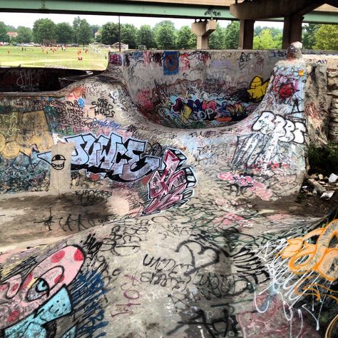 Skatepark Aesthetic, Graffiti Skatepark, Skate Vibes, Whats Wallpaper, Skate Aesthetic, Skateboard Park, Skateboard Aesthetic, Skate Photos, Skateboard Photography