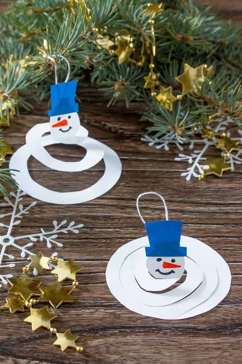 Schneemann basteln: 6 fabelhafte Ideen zum Selbermachen December Crafts, Winter Kindergarten, Christmas School, Winter Crafts For Kids, Preschool Christmas, Christmas Classroom, Snowman Crafts, Preschool Art, Christmas Crafts For Kids