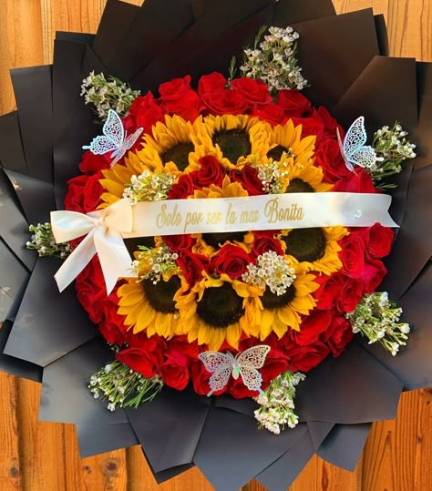 Flower Bouquet Sunflower And Rose, Roses With Sunflowers Bouquet, Roses And Sunflowers Bouquet, Sunflower Rose Bouquet, Red Roses And Sunflowers, Ramo Ideas, Diy Mother's Day Gift Basket, Beautiful Roses Bouquet, Ribbon Rose Bouquets