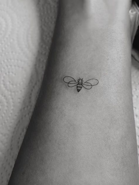 Tattoo Simplistic, Small Bee Tattoo, Honey Bee Tattoo, Lavender Tattoo, Small Pretty Tattoos, Small Hand Tattoos, Bee Tattoo, Discreet Tattoos, Dainty Tattoos