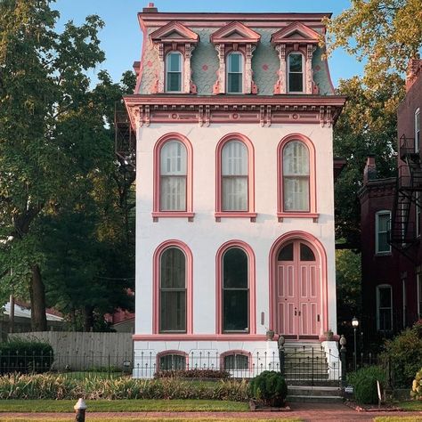 Small Colorful House Exterior, St Louis Houses, St Louis Architecture, Funky Houses Exterior, Cute Home Exterior, Simple Building Design, Cute House Exterior, Art Deco House Exterior, Cute Buildings