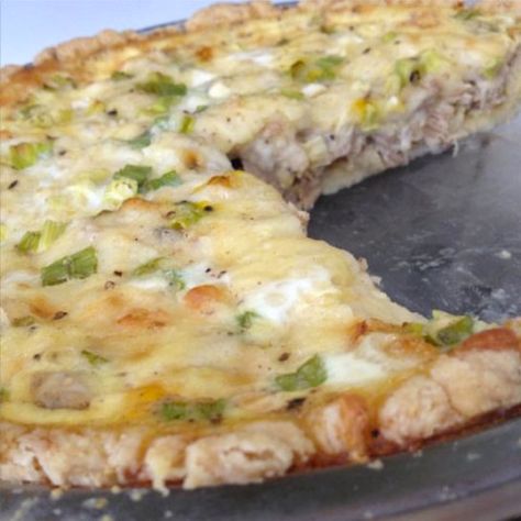 Tuna Quiche Quiche Flavors, Quiche No Crust, Tuna Quiche, Seafood Quiche, Tuna Pie, Cheese Straw, Easy Cheesy Scalloped Potatoes, Cheese Straws Recipe, Recipes Quiche